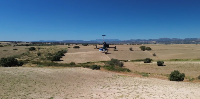Dron en vuelo utilizado por ENAIRE para la verificación de radioayudas a la navegación aérea. Foto: Enaire